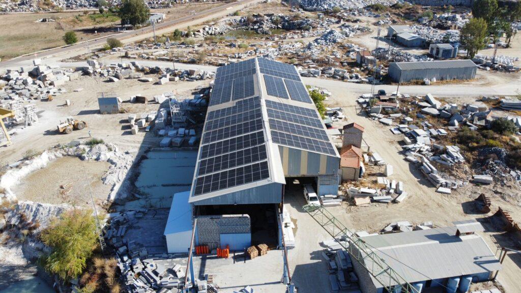 Transformación energética: Cómo la instalación de paneles solares redujo un 45,2% del gasto energético en Quintana de la Serena, Badajoz.